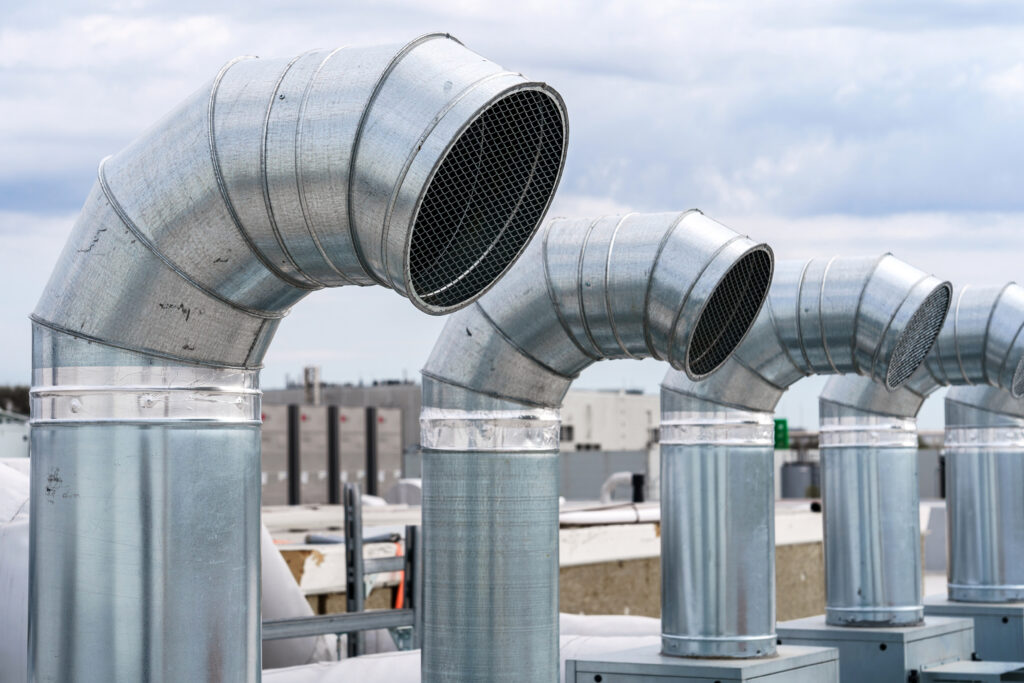 O sistema de ar condicionado e ventilação de um grande edifício industrial está localizado no telhado pela AVAC Barbosas, The air conditioning and ventilation system of a large industrial building is located on the roof by AVAC Barbosas, Le système de climatisation et de ventilation d'un grand bâtiment industriel est situé sur le toit par AVAC Barbosas, System klimatyzacji i wentylacji dużego budynku przemysłowego znajduje się na dachu przez AVAC Barbosas.